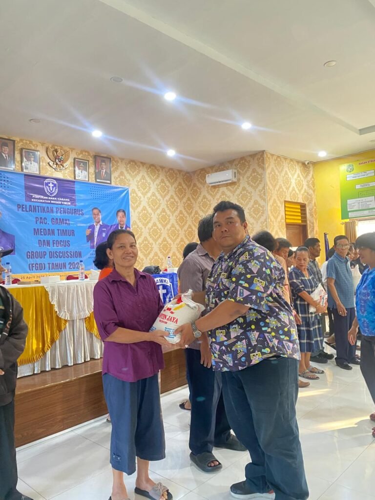 Marthin Sinambela mewakili AMS XII menyerahkan beras kepada lansia saat Pelantikan GAMKI Medan Timur, 25 April 2026.